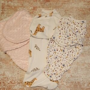 Momcozy Baby Swaddle Bundle With Giraffe and Star Patterns